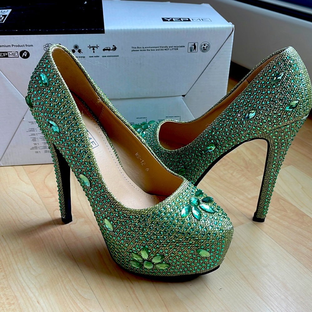 Green platform pumps
